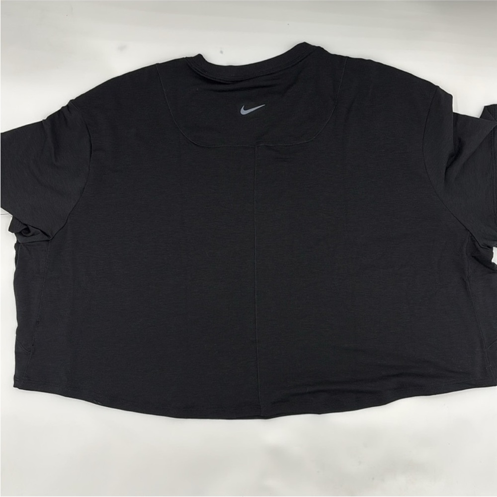 Nike Relaxed Dri-FIT Cropped Top in Black